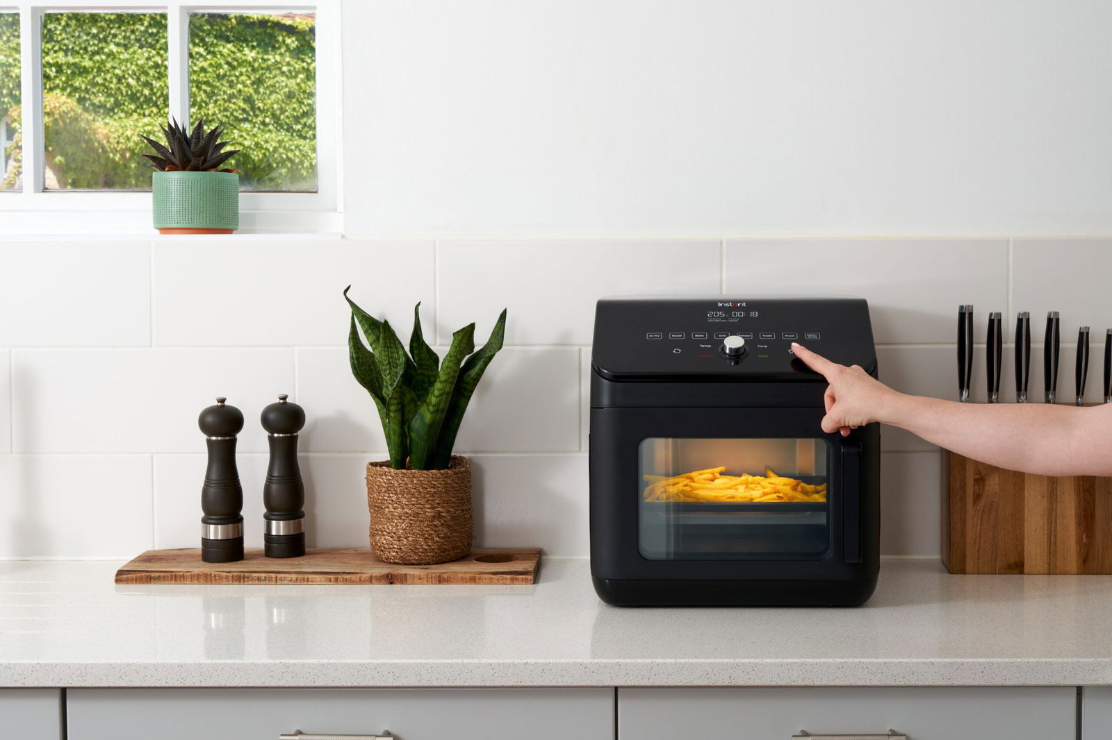 Friteuza Vortex Plus Oven 13L, Instant Pot Brands, Multifunctional, 1700W, display digital, 9 in 1, functie de rotisor, Negru - EpicHome